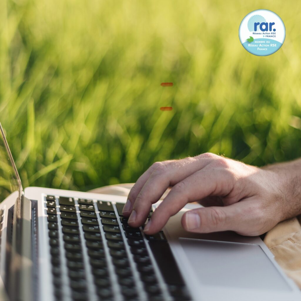 Main tapant sur un ordinateur qui montre les enjeux du numérique responsable en dessous du logo RAR