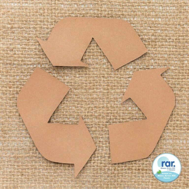 Flèches formant un triangle sur fond naturel pour symboliser économie circulaire et RSE