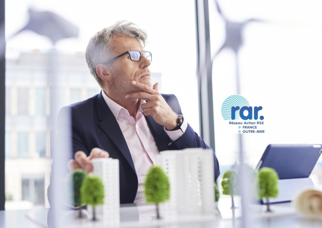 Homme assis avec la tête levée s'interrogeant sur les enjeux ESG