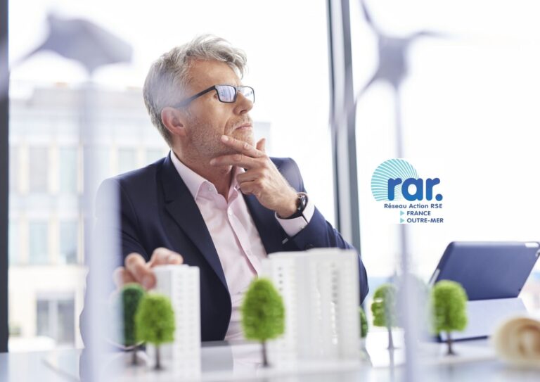 Homme assis avec la tête levée s'interrogeant sur les enjeux ESG