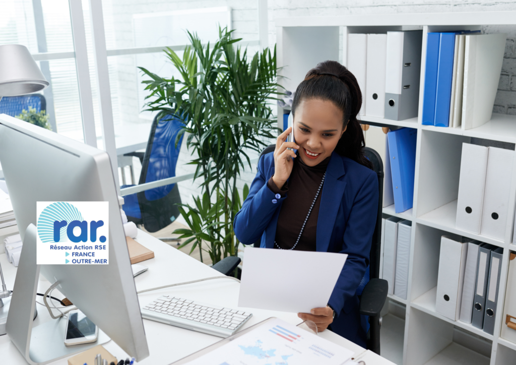 Définition du marché public avec une femme assise à un bureau discutant au téléphone et avec une feuille blanche dans les mains