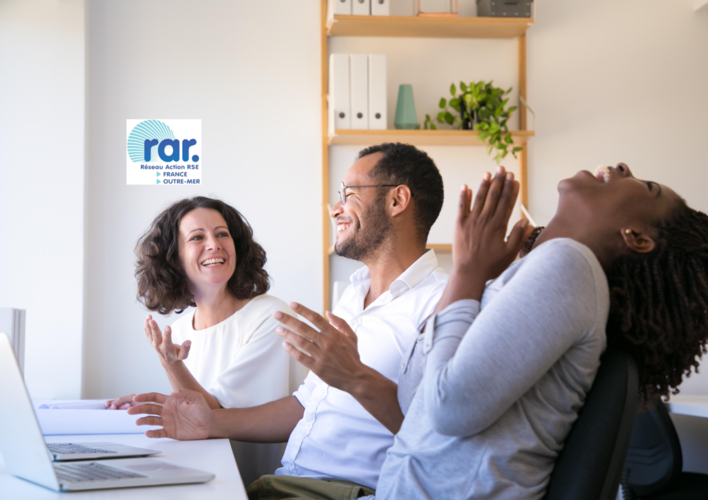 1 homme et 2 femmes assis dans un bureau et sont joyeux pour évoquer QVCT et RSE